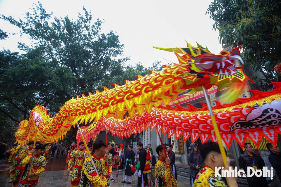 Lễ hội l&agrave;ng Triều Kh&uacute;c kh&ocirc;ng chỉ c&oacute; sự g&oacute;p mặt của nguời d&acirc;n trong l&agrave;ng m&agrave; c&ograve;n thu h&uacute;t du kh&aacute;ch thập phương ở khắp nơi.