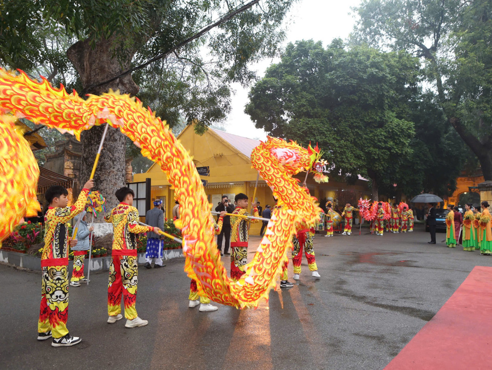 Hoạt động văn h&oacute;a d&acirc;n gian m&uacute;a rồng.