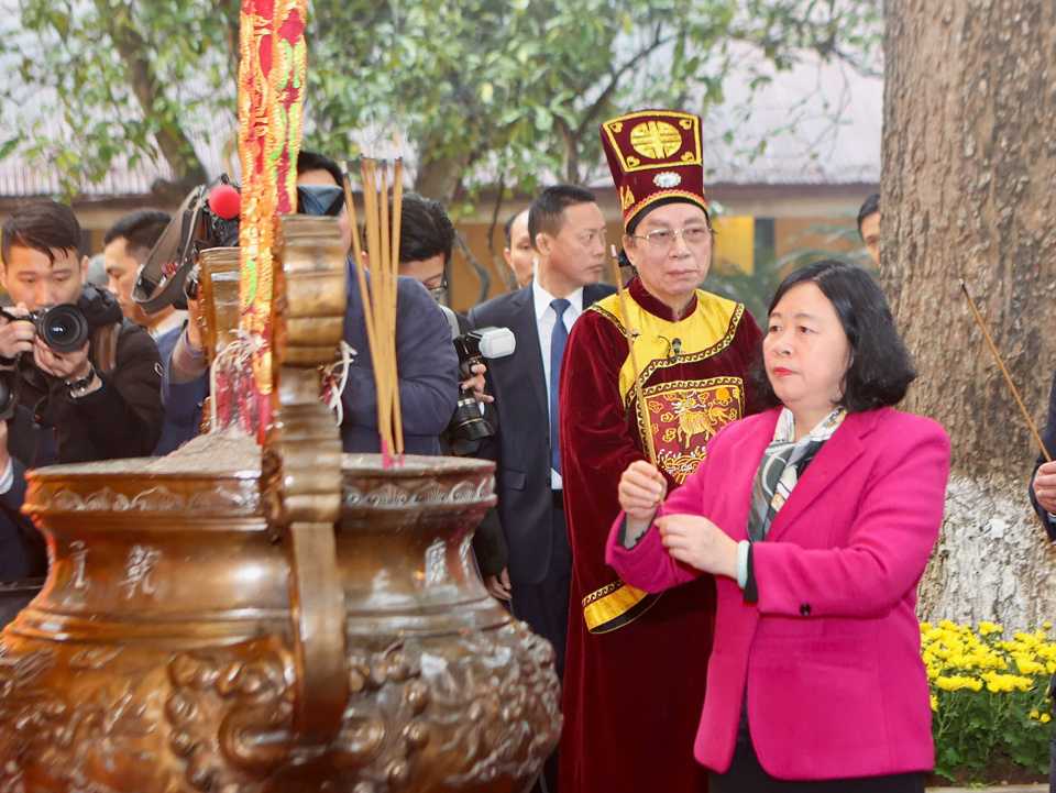 Ủy vi&ecirc;n Bộ Ch&iacute;nh trị, B&iacute; thư Th&agrave;nh ủy, Trưởng đo&agrave;n đại biểu Quốc hội TP H&agrave; Nội B&ugrave;i Thị Minh Ho&agrave;i d&acirc;ng hương tưởng nhớ c&aacute;c bậc tiền nh&acirc;n.