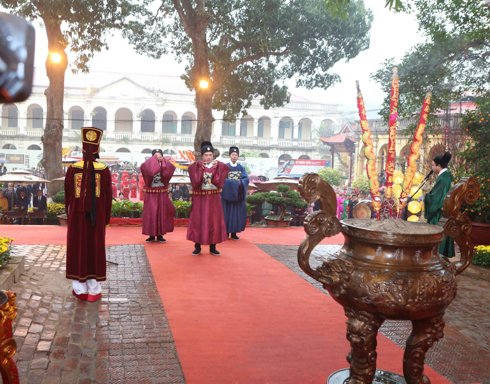 Thực hiện nghi lễ d&acirc;ng hương.