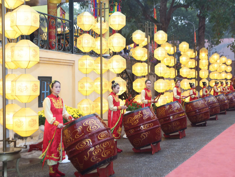 Trống hội Thăng Long vang l&ecirc;n rộn r&agrave;ng, tiếp nối d&ograve;ng chảy lịch sử ngh&igrave;n năm của v&ugrave;ng đất kinh kỳ.