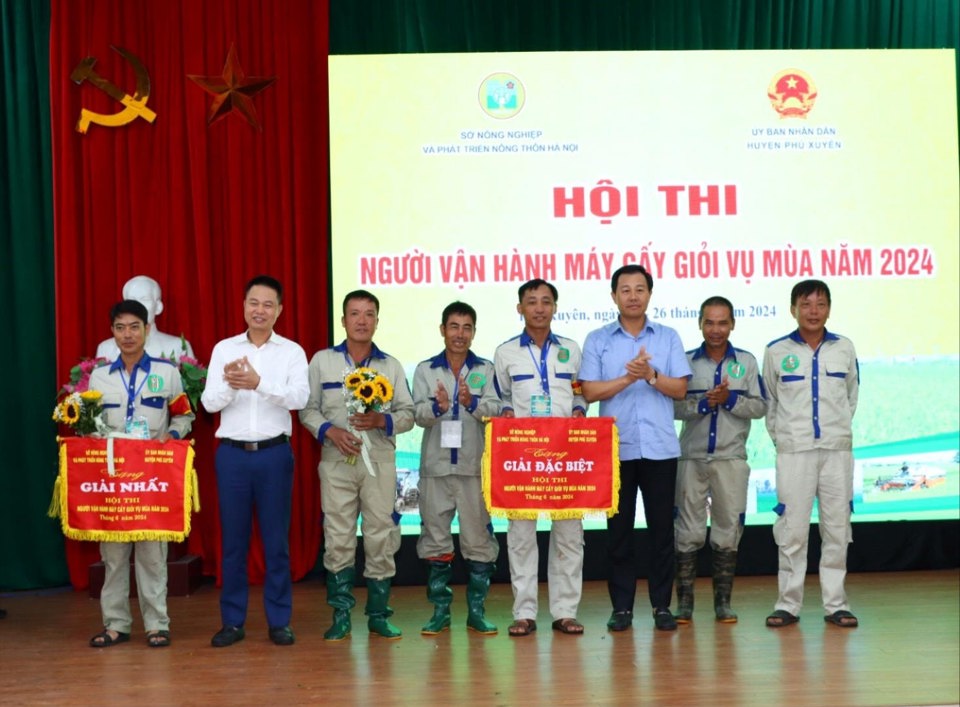 Gi&aacute;m đốc Sở NN&amp;PTNT H&agrave; Nội Nguyễn Xu&acirc;n Đại v&agrave; B&iacute; thư Huyện ủy Ph&uacute; Xuy&ecirc;n Nguyễn Xu&acirc;n Thanh trao giải Đặc biệt v&agrave; giải Nhất cho c&aacute;c đội thi trong hội thi &ldquo;Người vận h&agrave;nh m&aacute;y cấy giỏi vụ M&ugrave;a năm 2024&rdquo;. Ảnh: Thu Phượng