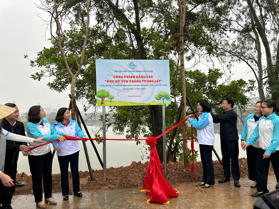 C&aacute;c đại biểu kh&aacute;nh th&agrave;nh c&ocirc;ng tr&igrave;nh h&agrave;ng c&acirc;y "Phụ nữ vun trồng tương lai" tại Khu di t&iacute;ch lịch sử Miếu M&egrave;n (huyện Ba V&igrave;) - Ảnh: N.A