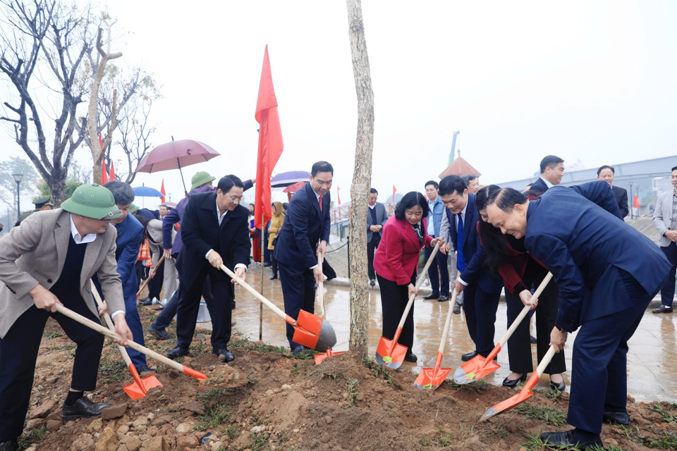 C&aacute;c đại biểu hưởng ứng&nbsp;"Tết trồng c&acirc;y đời đời nhớ ơn B&aacute;c Hồ&rdquo; Xu&acirc;n Ất Tỵ 2025