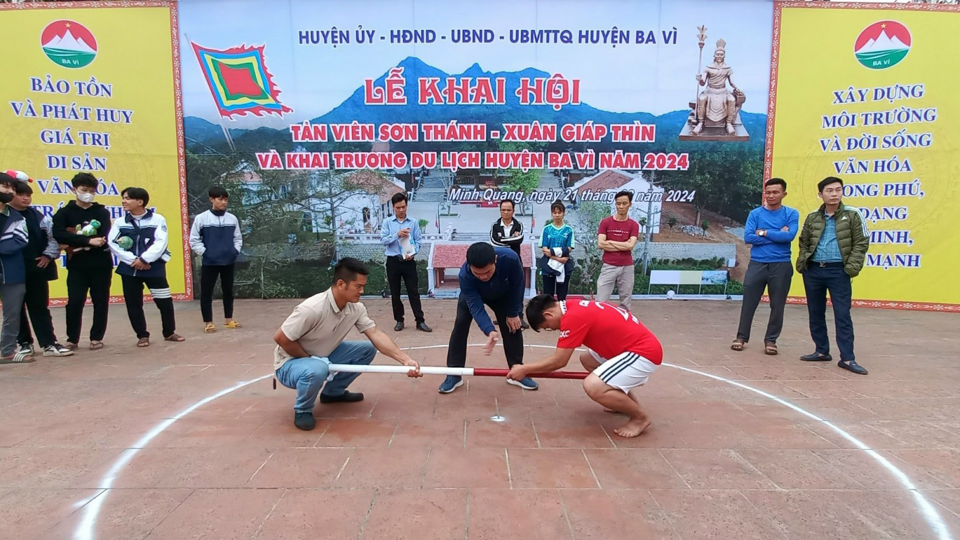 Thi đấu m&ocirc;n đẩy gậy tại Lễ hội Tản Vi&ecirc;n Sơn Th&aacute;nh v&agrave; khai trương du lịch huyện Ba V&igrave; năm 2024.