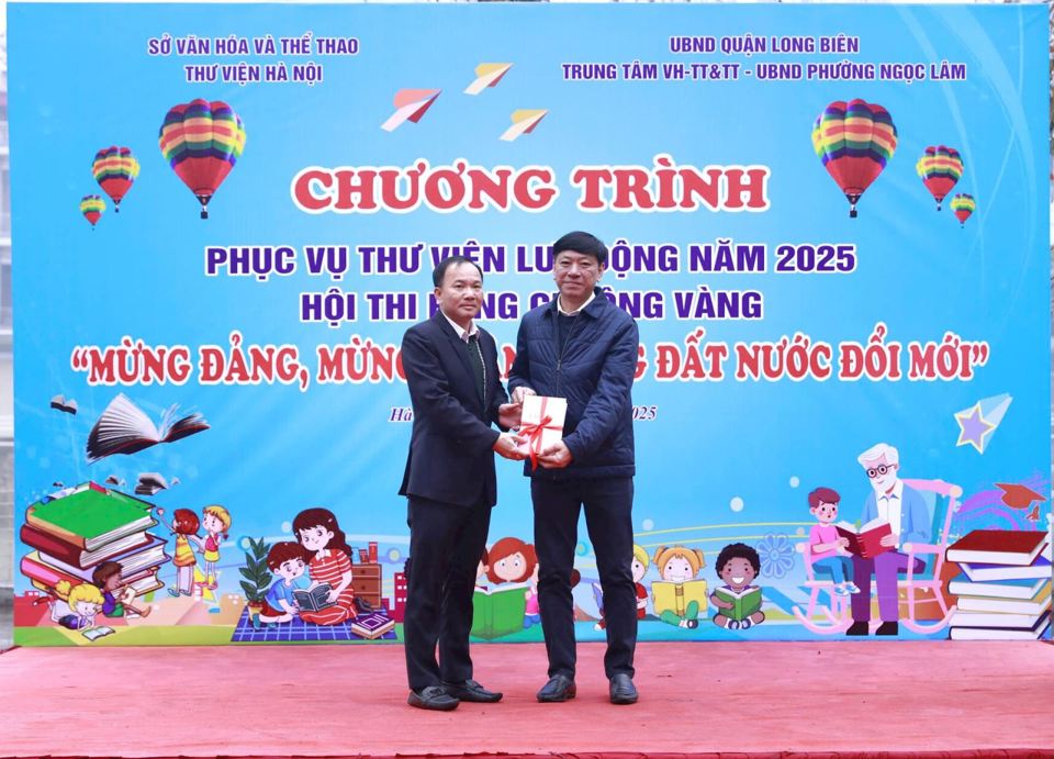 Gi&aacute;m đốc Thư viện H&agrave; Nội Trần Tuấn Anh trao tặng s&aacute;ch cho Thư viện phường Ngọc L&acirc;m.