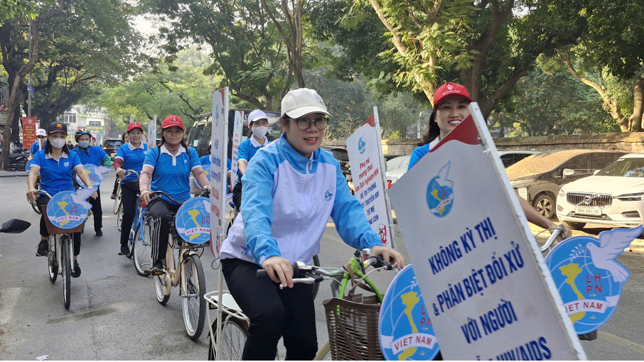 C&aacute;n bộ, hội vi&ecirc;n phụ nữ đạp xe tuy&ecirc;n truyền, hưởng ứng Th&aacute;ng h&agrave;nh động quốc gia ph&ograve;ng, chống HIV/AIDS năm 2024 - Ảnh: Linh Chi