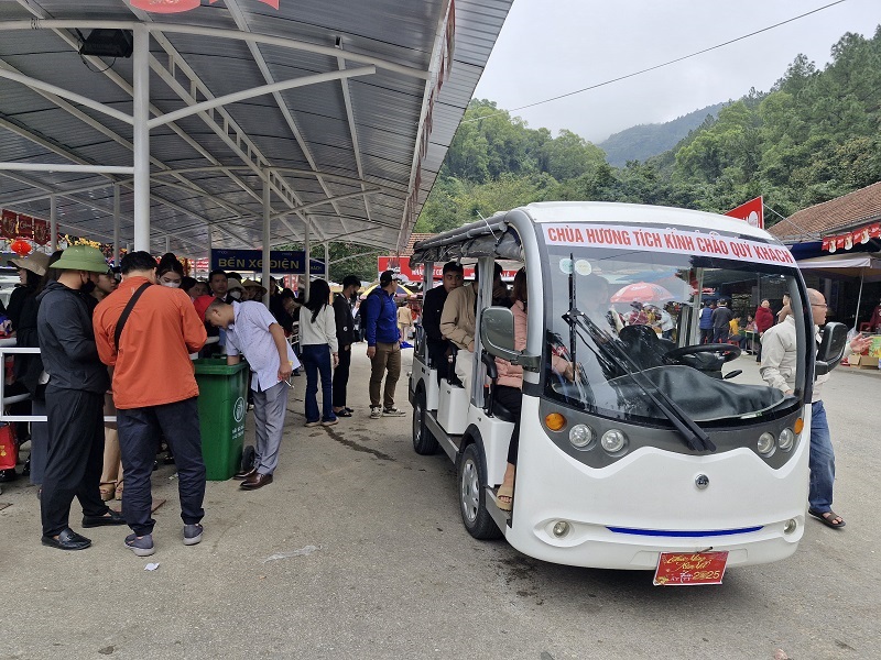 Nhiều du kh&aacute;ch lựa chọn l&ecirc;n ch&ugrave;a bằng hệ thống xe điện để r&uacute;t ngắn thời gian di chuyển