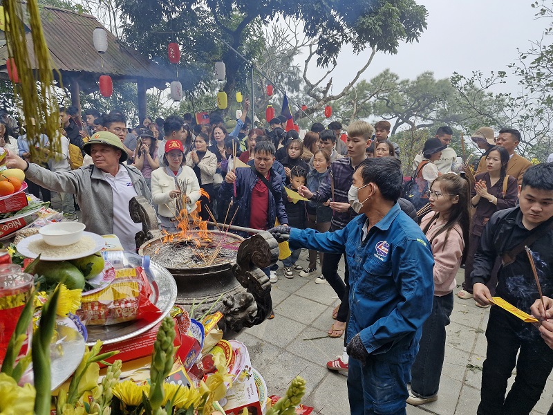 Th&aacute;ng Gi&ecirc;ng Đ&ocirc; Đ&agrave;i/ Th&aacute;ng Hai Hương T&iacute;ch. Truyền thống xưa nay, ch&iacute;nh lễ ch&ugrave;a Hương T&iacute;ch diễn ra v&agrave;o ng&agrave;y 18/2 &Acirc;m lịch (ng&agrave;y C&ocirc;ng ch&uacute;a Diệu Thiện h&oacute;a phật). M&ugrave;a lễ hội c&ograve;n k&eacute;o d&agrave;i, nếu thời tiết thuận lợi dự kiến số lượng người d&acirc;n, du kh&aacute;ch đến tham quan, chi&ecirc;m b&aacute;i tại ch&ugrave;a sẽ tăng l&ecirc;n, mở ra những t&iacute;n hiệu t&iacute;ch cực cho&nbsp; năm du lịch H&agrave; Tĩnh d&agrave;nh thắng lợi