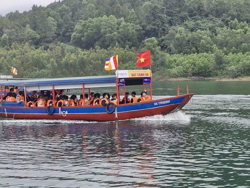 Du thuyền hồ Nh&agrave; Đường với chiều d&agrave;i khoảng 1,7 km. Thuyền đi qua hồ nước trong xanh, n&uacute;i non h&ugrave;ng vĩ thơ mộng