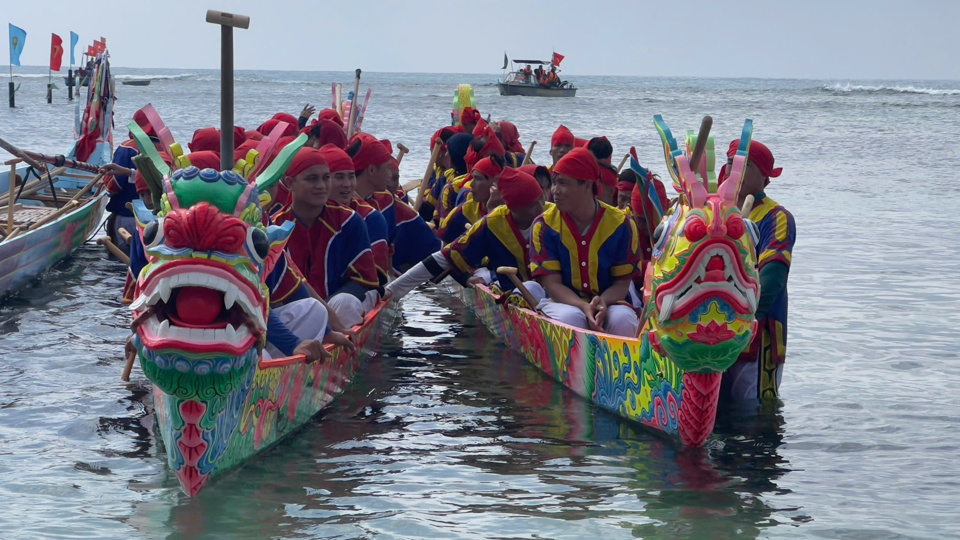 Ngo&agrave;i tưởng nhớ đội h&ugrave;ng binh Ho&agrave;ng Sa, lễ hội n&agrave;y c&ograve;n thể hiện mong ước cả năm mưa thuận gi&oacute; h&ograve;a, x&oacute;m l&agrave;ng hạnh ph&uacute;c v&agrave; l&agrave; hoạt động văn h&oacute;a kh&ocirc;ng thể thiếu trong dịp Tết của cư d&acirc;n huyện đảo.