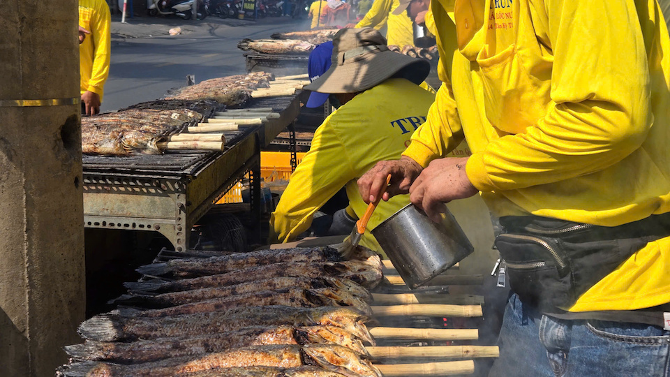 C&aacute; nướng được chọn kỹ từng con v&agrave; phải đều nhau. Trước khi nướng c&aacute; được mang đi rửa sạch, kh&ocirc;ng mổ bụng v&agrave; c&ograve;n đầy đủ đu&ocirc;i.&nbsp;Những cửa h&agrave;ng ở đ&acirc;y cho biết đa phần c&aacute; được nhập từ chợ đầu mối B&igrave;nh Điền hoặc từ c&aacute;c tỉnh miền T&acirc;y. Ảnh: Quang Minh