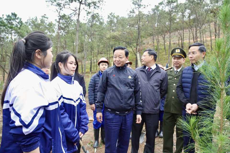 Ph&oacute; Thủ tướng Ch&iacute;nh phủ Trần Hồng H&agrave;, Ủy vi&ecirc;n Trung ương Đảng tham dự lễ ph&aacute;t động. Ảnh: TTT