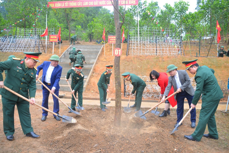 C&aacute;c đại biểu trồng c&acirc;y tại Đồi Ki&ecirc;n, Trung đo&agrave;n 692, Sư đo&agrave;n Bộ binh 301.&nbsp;