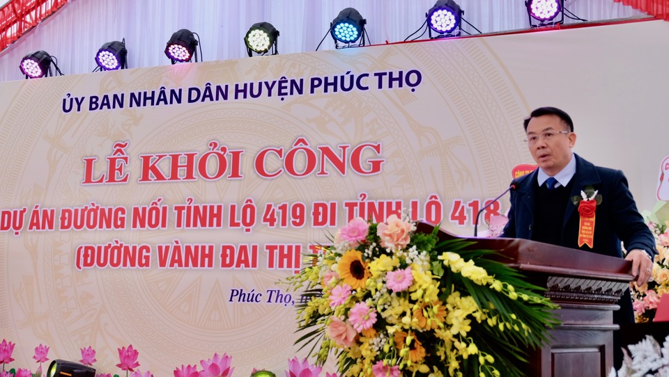 Chủ tịch UBND huyện Ph&uacute;c Thọ Nguyễn Đ&igrave;nh Sơn ph&aacute;t lệnh khởi c&ocirc;ng.