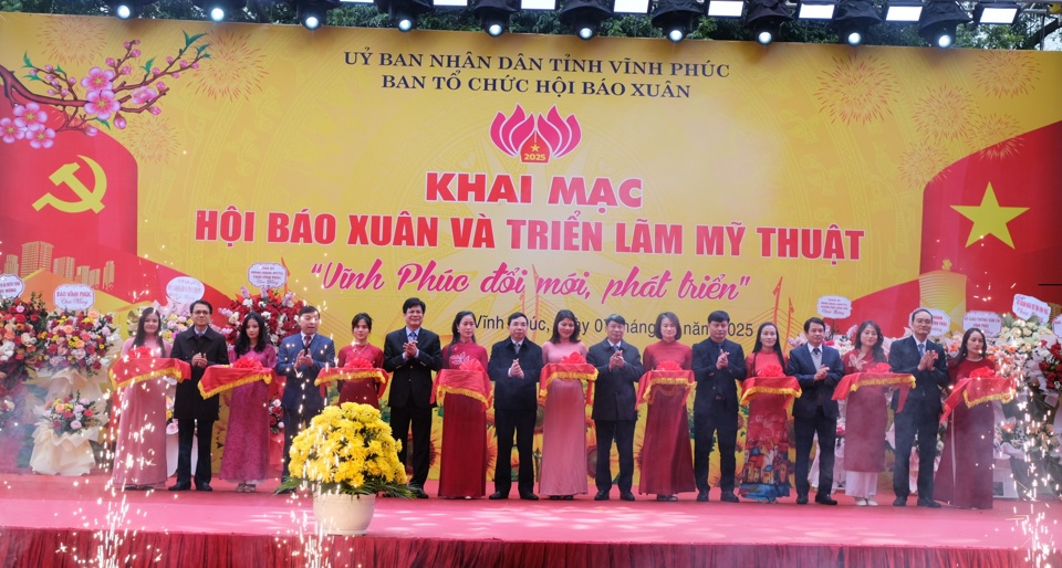 Hội b&aacute;o Xu&acirc;n v&agrave; triển l&atilde;m mỹ thuật "Vĩnh Ph&uacute;c đổi mới, ph&aacute;t triển" khai mạc s&aacute;ng 7/2. Ảnh: Sỹ H&agrave;o.&nbsp;