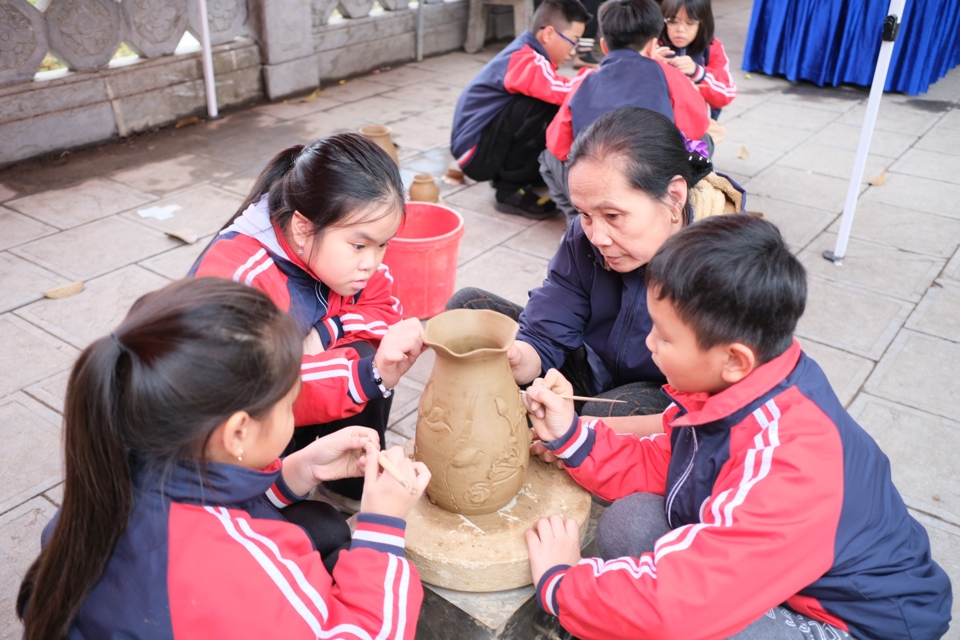 C&aacute;c học sinh tham gia hoạt động trải nghiệm t&igrave;m hiểu nghệ thuật trang tr&iacute; v&agrave; s&aacute;ng tạo gốm tại&nbsp;Hội b&aacute;o Xu&acirc;n v&agrave; triển l&atilde;m mỹ thuật 2025. Ảnh: Sỹ H&agrave;o.&nbsp;