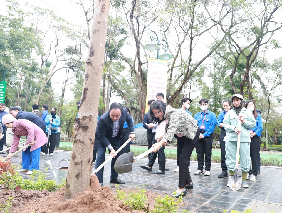 Ph&oacute; Chủ tịch Ủy ban MTTQ Việt Nam TP H&agrave; Nội Nguyễn Thị Kim Dung, Ph&oacute; B&iacute; thư Thường trực Quận uỷ Hai B&agrave; Trưng Trần Quyết Thắng tham gia trồng c&acirc;y