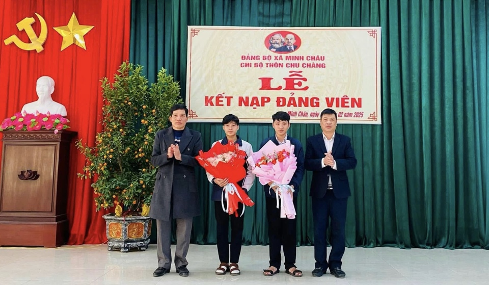 Kết nạp Đảng cho t&acirc;n binh tại x&atilde; Minh Ch&acirc;u.