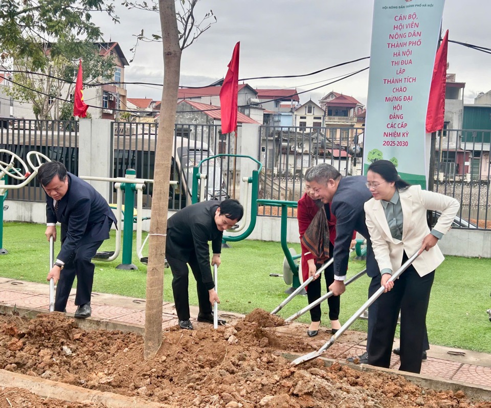 C&aacute;c đại biểu tham gia trồng c&acirc;y tại x&atilde; Phụng Thượng, huyện Ph&uacute;c Thọ.&nbsp;