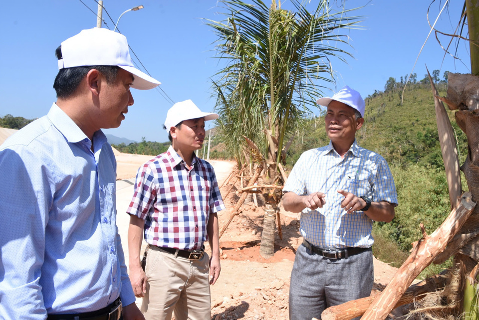 Lãnh đạo huyện Tu Mơ Rông kiểm tra tiến độ dự án.