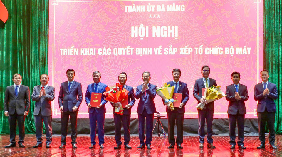 Ban Thường vụ Th&agrave;nh ủy trao quyết định th&agrave;nh lập Đảng bộ C&aacute;c cơ quan Đảng th&agrave;nh phố Đ&agrave; Nẵng.