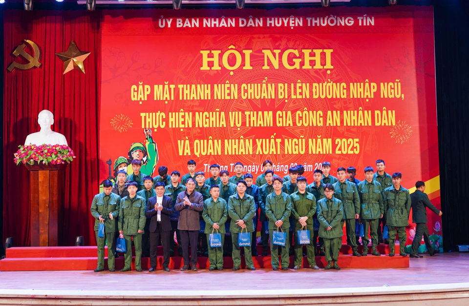 L&atilde;nh đạo huyện Thường T&iacute;n tặng qu&agrave; cho c&aacute;c thanh ni&ecirc;n chuẩn bị l&ecirc;n đường nhập ngũ v&agrave; qu&acirc;n nh&acirc;n xuất ngũ trở về địa phương