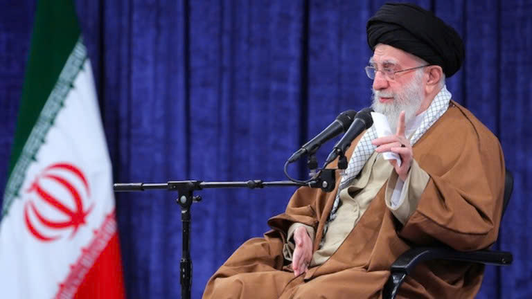 L&atilde;nh tụ tối cao Iran Ayatollah Ali Khamenei ph&aacute;t biểu trong cuộc họp với c&aacute;c nh&acirc;n vi&ecirc;n kh&ocirc;ng qu&acirc;n tại Tehran. Ảnh: Trang web của Ayatollah Khamenei