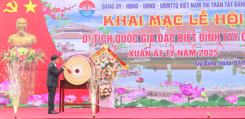 Đ&aacute;nh trống khai hội truyền thống di t&iacute;ch quốc gia đặc biệt đ&igrave;nh T&acirc;y Đằng Xu&acirc;n Ất Tỵ năm 2025.