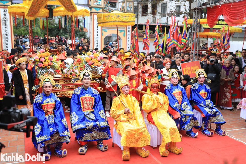 Lễ hội đền S&aacute;i c&oacute; nguồn gốc gắn liền với điển t&iacute;ch vua An Dương Vương x&acirc;y th&agrave;nh Cổ Loa. Năm nay, người có vinh dự nh&acirc;̣n vai vua là cụ Nguy&ecirc;̃n Hữu Bá, 73 tu&ocirc;̉i (trái) và vai chúa là cụ Trương Nam Cường, 72 tu&ocirc;̉i (phải).&nbsp;