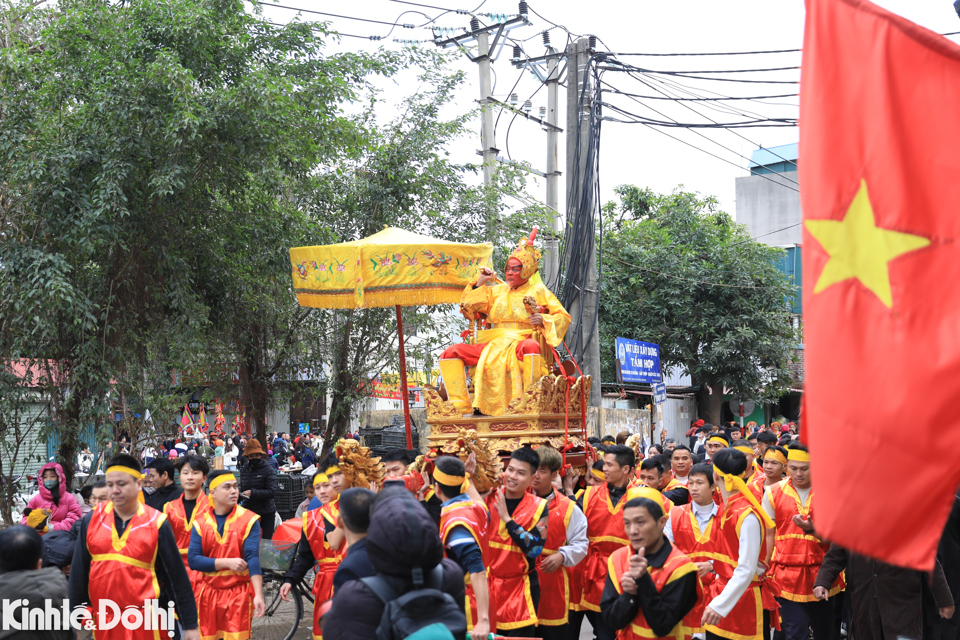 Kh&aacute;c với các lễ hội kh&aacute;c, vua ở đền S&aacute;i l&agrave; người thật, mặc &aacute;o long b&agrave;o, kh&ocirc;ng phải đeo mặt nạ hay rước kiệu tượng trưng.