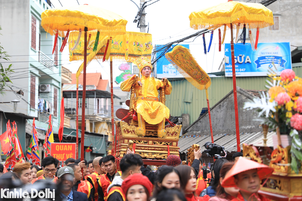 Người d&acirc;n phải chọn ra những người đ&oacute;ng vua giả, ch&uacute;a giả v&agrave; c&aacute;c quan.&nbsp;