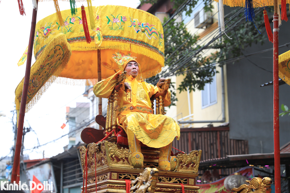 Sau đ&oacute;, ch&uacute;a sẽ v&ograve;ng sang đền Thượng c&ugrave;ng vua l&agrave;m lễ ướm gươm, ch&eacute;m ba nh&aacute;t v&agrave;o tảng đ&aacute; lớn. Đ&acirc;y l&agrave; h&agrave;nh động biểu trưng cho việc ch&eacute;m đầu tinh g&agrave; trắng ng&agrave;y trước. Tiếp đến lễ mừng tựa, tức b&ecirc;u đầu g&agrave; tượng trưng cho việc tinh g&agrave; trắng đ&atilde; bị ti&ecirc;u diệt, nh&agrave; vua c&oacute; thể y&ecirc;n t&acirc;m tiếp tục x&acirc;y th&agrave;nh.