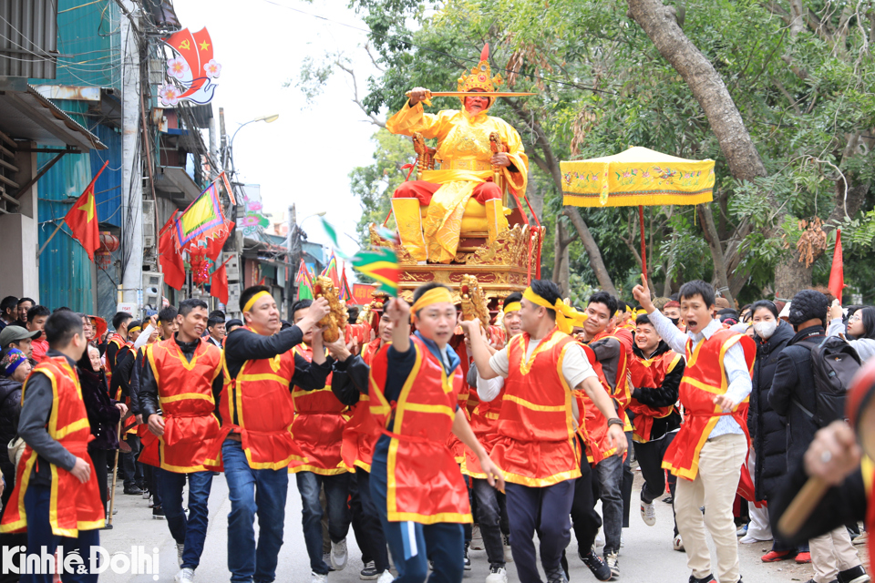 Trong khi trai tr&aacute;ng tung kiệu, "ch&uacute;a giả" ngồi tr&ecirc;n vung kiếm ch&eacute;m để khuấy động h&agrave;o kh&iacute;.&nbsp;