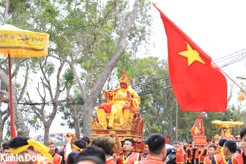 Lễ b&aacute;i xong, &ldquo;vua, ch&uacute;a giả&rdquo; sẽ được rước tr&ecirc;n kiệu, đến c&aacute;nh đồng chầu, vua l&agrave;m lễ b&aacute;i vọng Đức Th&aacute;nh Huyền Thi&ecirc;n tr&ecirc;n đền S&aacute;i, sau đ&oacute;, c&ugrave;ng quan trở về đ&igrave;nh.