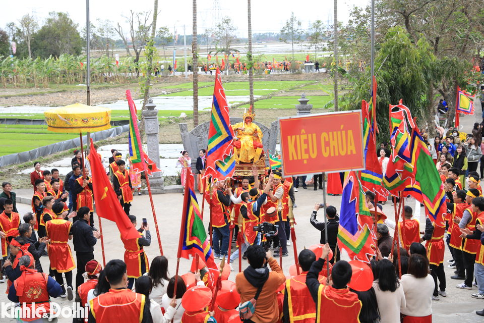 Trong ng&agrave;y ch&iacute;nh hội, mọi người đều h&oacute;a trang, đ&aacute;nh phấn, mặc quần &aacute;o, đội mũ, đi hia. Người được chọn đ&oacute;ng vua sẽ tự l&ecirc;n đền Thượng l&agrave;m lễ tế Đức Th&aacute;nh Cao Sơn Đại Vương, trong khi người được chọn đ&oacute;ng ch&uacute;a sẽ l&ecirc;n đền S&aacute;i l&agrave;m lễ thỉnh Đức Th&aacute;nh Huyền Thi&ecirc;n Trấn Vũ.