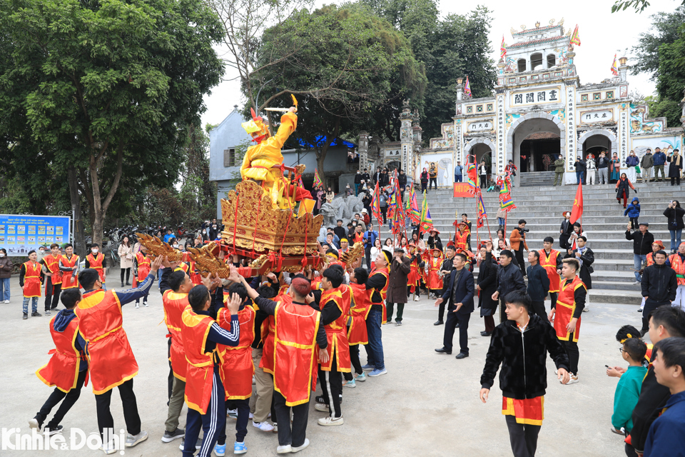 H&agrave;ng năm, cứ v&agrave;o ng&agrave;y 11 th&aacute;ng Gi&ecirc;ng &Acirc;m lịch, người d&acirc;n l&agrave;ng Thụy L&ocirc;i n&oacute;i ri&ecirc;ng v&agrave; x&atilde; Thụy L&acirc;m n&oacute;i chung lại long trọng tổ chức Lễ hội đền S&aacute;i, với nghi lễ rước &ldquo;vua, ch&uacute;a giả&rdquo; độc đ&aacute;o.