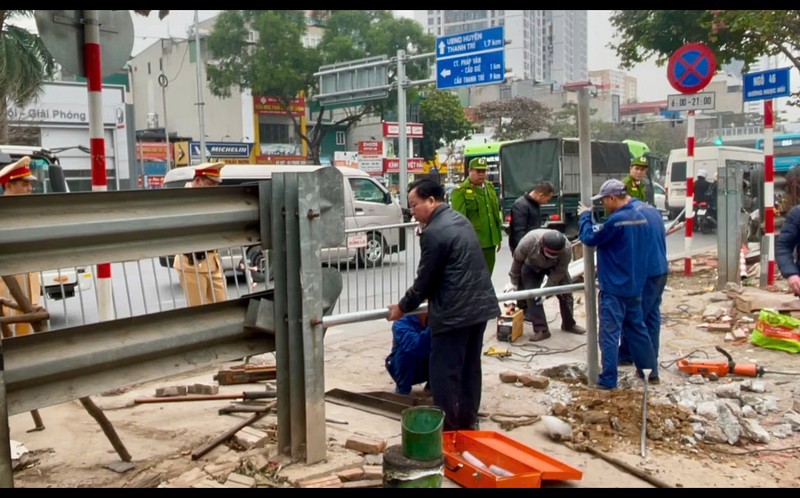 Lực lượng chức năng tiến h&agrave;nh r&agrave;o chắn lối đi tự mở qua đường sắt.