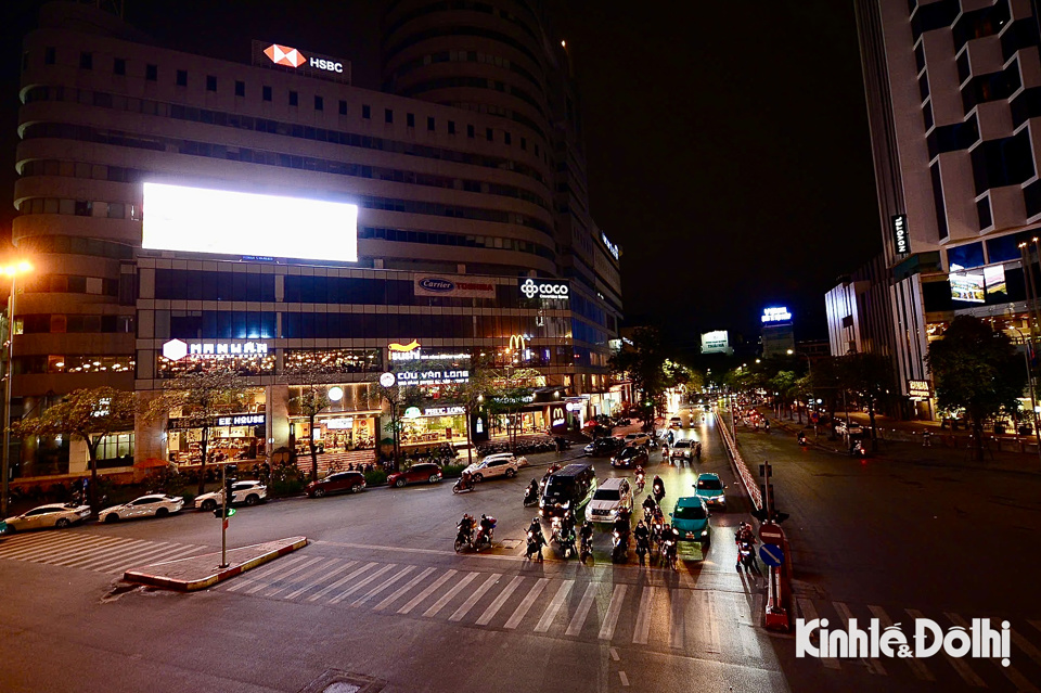 D&ugrave; trời khuya, mật độ phương tiện rất vắng nhưng nhiều người d&acirc;n ở H&agrave; Nội vẫn chấp h&agrave;nh nghi&ecirc;m chỉnh trong việc dừng đ&egrave;n đỏ tại c&aacute;c ng&atilde; ba, ng&atilde; tư.