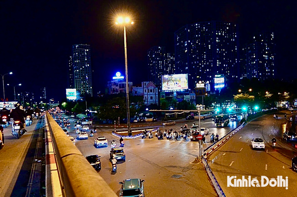 Tại khu vực n&uacute;t giao Nguyễn Xiển - Nguyễn Tr&atilde;i - Khuất Duy Tiến, n&uacute;t giao Ng&atilde; Tư Sở (quận Thanh Xu&acirc;n), n&uacute;t giao Huỳnh Th&uacute;c Kh&aacute;ng - Th&aacute;i H&agrave; - L&aacute;ng Hạ (quận Đống Đa)... người d&acirc;n chấp h&agrave;nh dừng xe theo đ&uacute;ng t&iacute;n hiệu đ&egrave;n giao th&ocirc;ng.