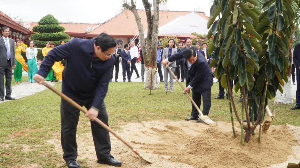 Thủ tướng Ch&iacute;nh phủ Phạm Minh Ch&iacute;nh trồng c&acirc;y lưu niệm.