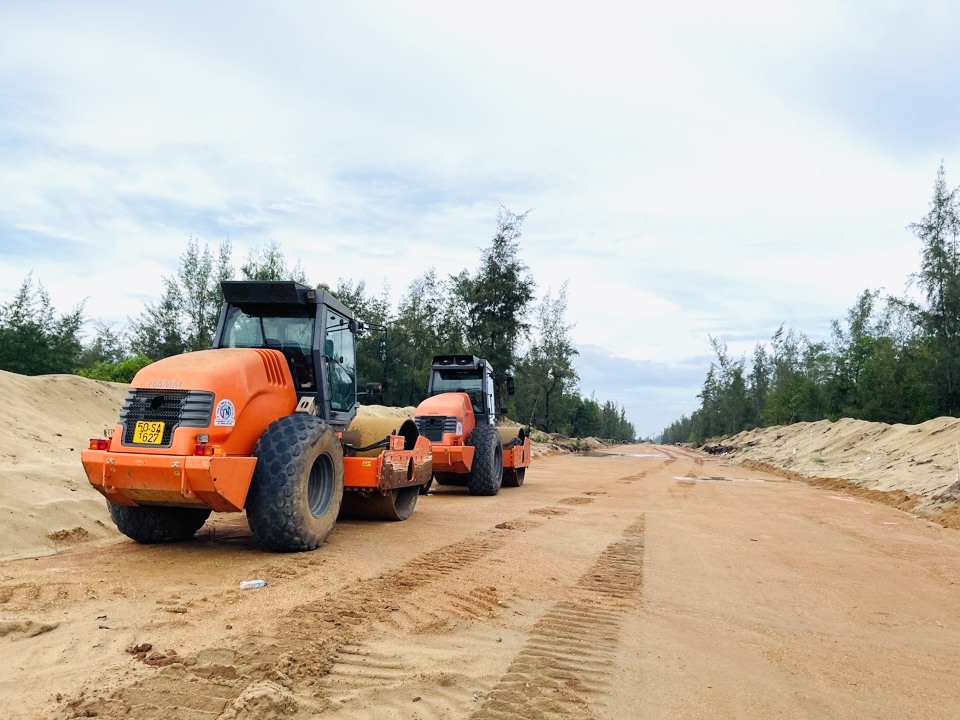 Quảng Ng&atilde;i đặt mục ti&ecirc;u ho&agrave;n th&agrave;nh to&agrave;n bộ đoạn tuyến đang x&acirc;y dựng v&agrave; đưa v&agrave;o khai th&aacute;c trong năm 2025.