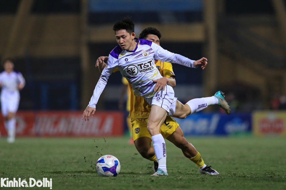 Chung cuộc, H&agrave; Nội FC đ&aacute;nh bại SLNA với tỷ số 3-0 để vươn l&ecirc;n vị tr&iacute; thứ 4 với 20 điểm. Trong khi đ&oacute;, SLNA tụt xuống vị tr&iacute; &aacute;p ch&oacute;t với 9 điểm sau 12 v&ograve;ng đấu.