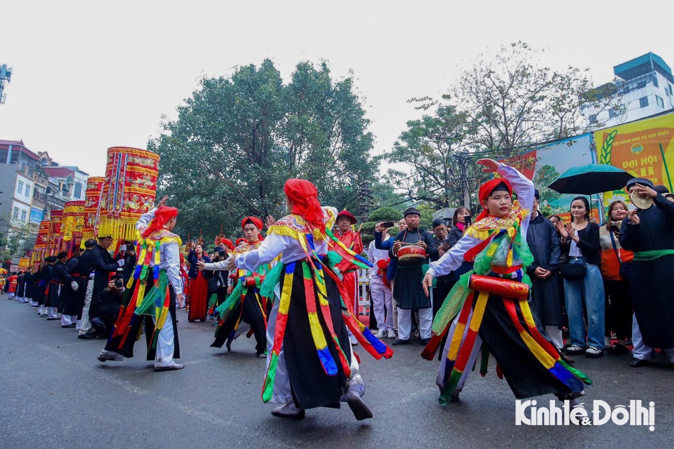 Điệu m&uacute;a "con đĩ đ&aacute;nh bồng" tại Lễ hội l&agrave;ng Triều Kh&uacute;c, huyện Thanh Tr&igrave;. Ảnh: Ngọc T&uacute;