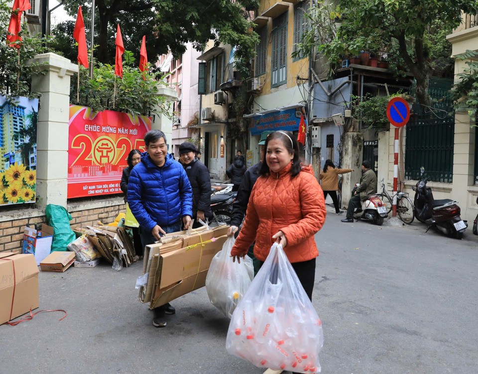 Người d&acirc;n t&iacute;ch cực tham gia&nbsp;Chương tr&igrave;nh ''Ng&agrave;y thứ 7 t&aacute;i chế'' ph&acirc;n loại r&aacute;c tại nguồn, thu gom r&aacute;c t&aacute;i chế, đổi r&aacute;c lấy qu&agrave;, giảm r&aacute;c thải nhựa tại phường H&agrave;ng B&agrave;i (quận Ho&agrave;n Kiếm)