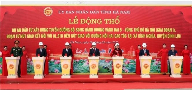 C&aacute;c đại biểu thực hiện nghi thức động thổ dự &aacute;n.&nbsp;