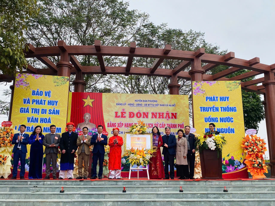 C&aacute;n bộ, ch&iacute;nh quyền v&agrave; Nh&acirc;n d&acirc;n x&atilde; Hạ Mỗ (huyện Đan Phượng) đ&oacute;n nhận Bằng xếp hạng di t&iacute;ch lịch sử cấp TP miếu H&agrave;m Rồng.&nbsp;