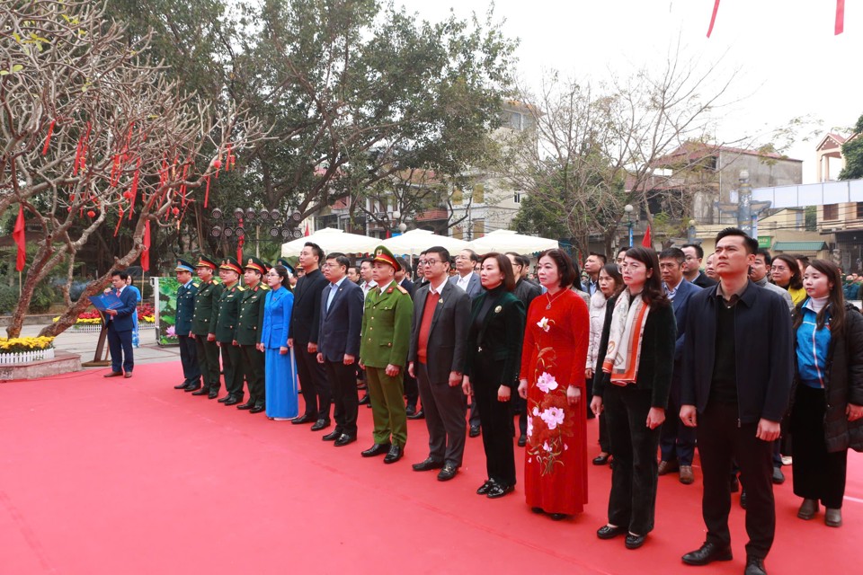 C&aacute;c đại biểu d&acirc;ng hương tưởng nhớ&nbsp;người &ldquo;Anh h&ugrave;ng &aacute;o vải cờ đ&agrave;o&rdquo; Quang Trung &ndash; Nguyễn Huệ.