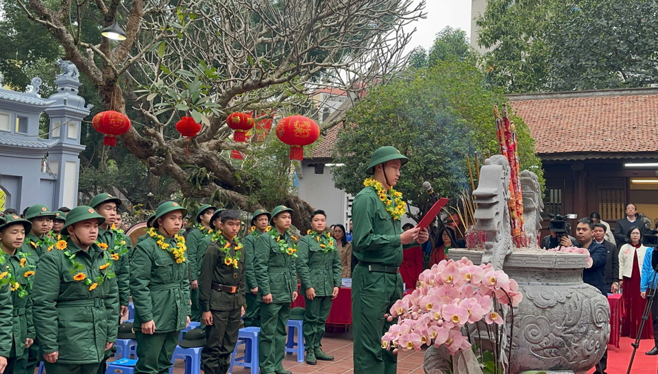 Đại diện c&aacute;c t&acirc;n binh đọc lời hứa tại đền Đồng Cổ.