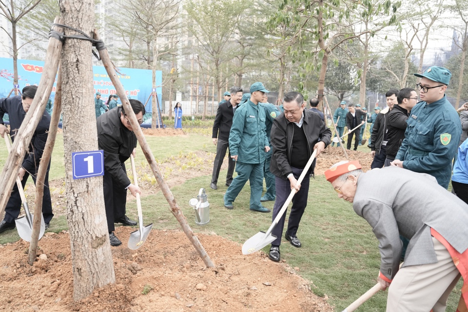 Chủ tịch UBND Thành phố Hà Nội dự Tết trồng cây tại Công viên hồ Phùng Khoang - Ảnh 2